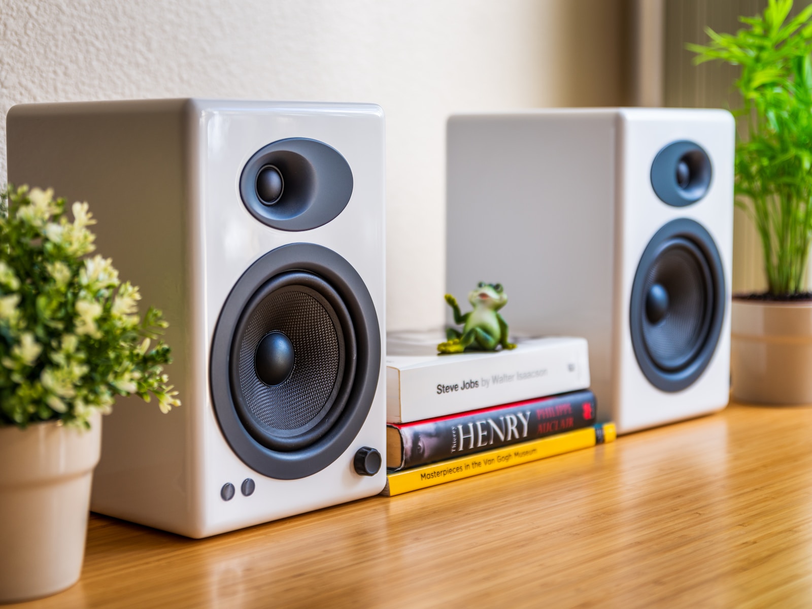 How to Choose the Perfect Speakers for Your Living Space